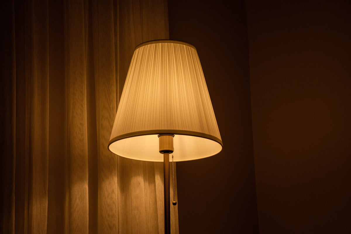 lampa o ciepłej barwie światła