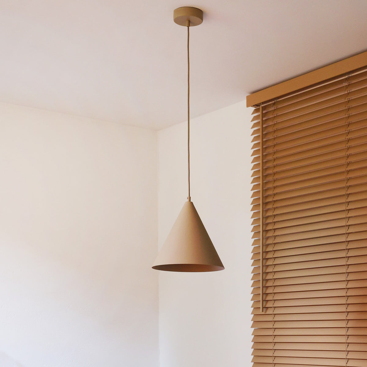 Lampa wisząca DUOLLA IRONLINE METALOWY STOŻEK BEŻOWY 70590 Beżowy/n/a 1xE27 średn.25cm